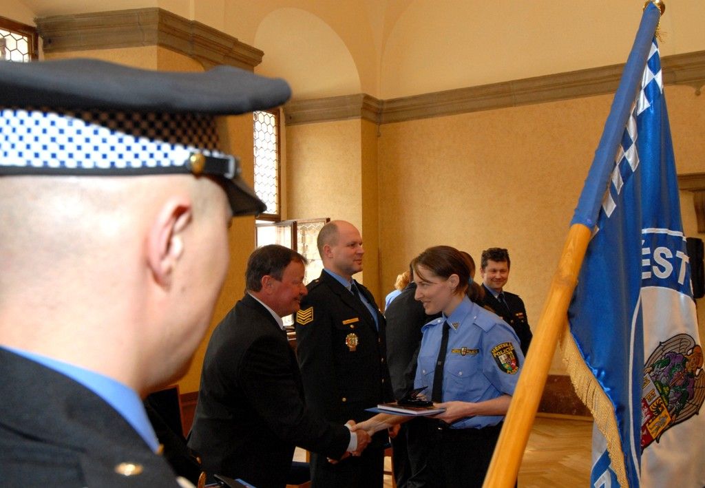 Plzeňská městská policie je početnější o třináct strážníků. Pět žen a osm mužů bylo v pondělí 31. března 2014 v obřadní síni na radnici slavnostně uvedeno do služby poté, co několikaměsíční přípravu završili zkouškami před komisí Ministerstva vnitra. „Vybrali jste si povolání, které není jednoduché. Často se ocitnete v situacích vyžadujících absolutní nasazení a statečnost. Jde o službu občanům našeho města a já věřím, že v ní obstojíte. Přeji vám hodně štěstí, energie, elánu a pevnou vůli překonávat překážky,“ prohlásil primátor Martin Baxa. Za městskou správu se slavnostního aktu zúčastnil rovněž radní pro bezpečnost Robert Houdek.