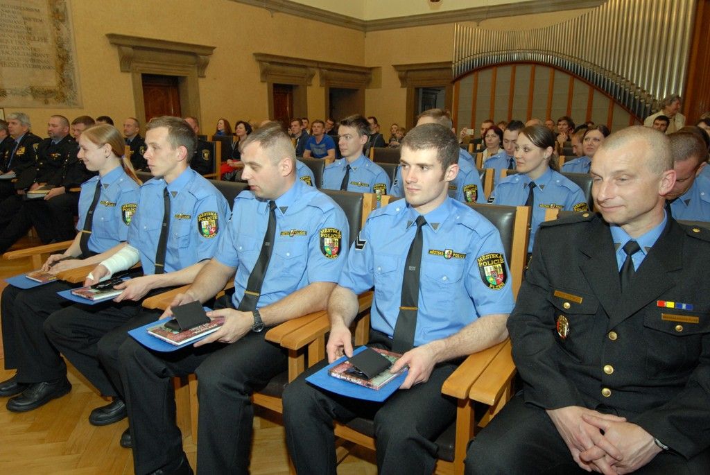 Plzeňská městská policie je početnější o třináct strážníků. Pět žen a osm mužů bylo v pondělí 31. března 2014 v obřadní síni na radnici slavnostně uvedeno do služby poté, co několikaměsíční přípravu završili zkouškami před komisí Ministerstva vnitra. „Vybrali jste si povolání, které není jednoduché. Často se ocitnete v situacích vyžadujících absolutní nasazení a statečnost. Jde o službu občanům našeho města a já věřím, že v ní obstojíte. Přeji vám hodně štěstí, energie, elánu a pevnou vůli překonávat překážky,“ prohlásil primátor Martin Baxa. Za městskou správu se slavnostního aktu zúčastnil rovněž radní pro bezpečnost Robert Houdek.