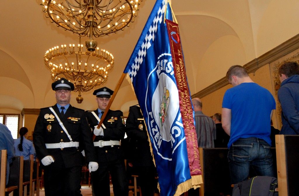 Plzeňská městská policie je početnější o třináct strážníků. Pět žen a osm mužů bylo v pondělí 31. března 2014 v obřadní síni na radnici slavnostně uvedeno do služby poté, co několikaměsíční přípravu završili zkouškami před komisí Ministerstva vnitra. „Vybrali jste si povolání, které není jednoduché. Často se ocitnete v situacích vyžadujících absolutní nasazení a statečnost. Jde o službu občanům našeho města a já věřím, že v ní obstojíte. Přeji vám hodně štěstí, energie, elánu a pevnou vůli překonávat překážky,“ prohlásil primátor Martin Baxa. Za městskou správu se slavnostního aktu zúčastnil rovněž radní pro bezpečnost Robert Houdek.