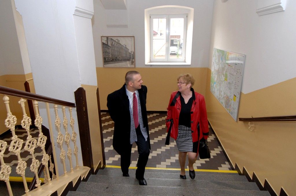 Základní škola sídlí na Americké třídě a je jednou z několika plzeňských základních škol, která má otevřeny přípravné třídy. Na žáky a pedagogy těchto tříd se při své návštěvě školy v úterý 1. dubna 2014 zašel podívat primátor Martin Baxa. Ocenil dlouholeté zkušenosti s provozováním přípravných tříd, v nichž pedagogové učí děti, které nejsou dostatečně zralé na zahájení povinné školní docházky, získat potřebné návyky k usnadnění přechodu z mateřské do základní školy.