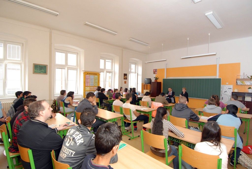 Základní škola sídlí na Americké třídě a je jednou z několika plzeňských základních škol, která má otevřeny přípravné třídy. Na žáky a pedagogy těchto tříd se při své návštěvě školy v úterý 1. dubna 2014 zašel podívat primátor Martin Baxa. Ocenil dlouholeté zkušenosti s provozováním přípravných tříd, v nichž pedagogové učí děti, které nejsou dostatečně zralé na zahájení povinné školní docházky, získat potřebné návyky k usnadnění přechodu z mateřské do základní školy.