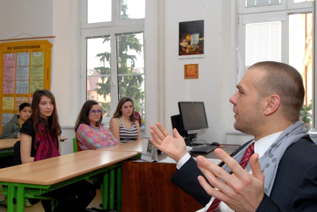 Základní škola sídlí na Americké třídě a je jednou z několika plzeňských základních škol, která má otevřeny přípravné třídy. Na žáky a pedagogy těchto tříd se při své návštěvě školy v úterý 1. dubna 2014 zašel podívat primátor Martin Baxa. Ocenil dlouholeté zkušenosti s provozováním přípravných tříd, v nichž pedagogové učí děti, které nejsou dostatečně zralé na zahájení povinné školní docházky, získat potřebné návyky k usnadnění přechodu z mateřské do základní školy.