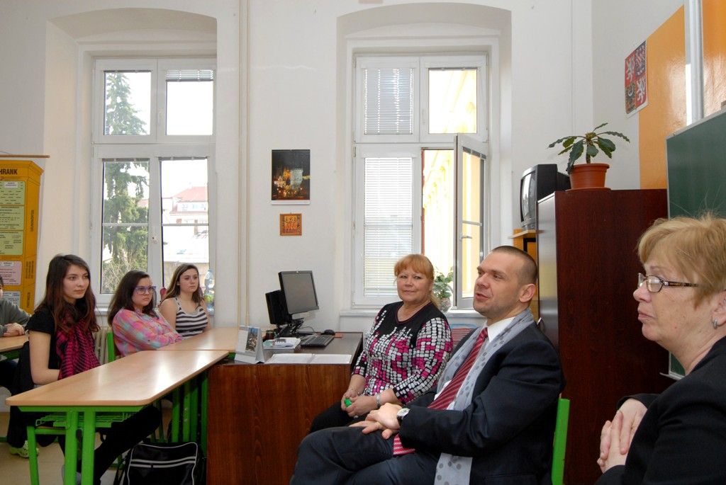 Základní škola sídlí na Americké třídě a je jednou z několika plzeňských základních škol, která má otevřeny přípravné třídy. Na žáky a pedagogy těchto tříd se při své návštěvě školy v úterý 1. dubna 2014 zašel podívat primátor Martin Baxa. Ocenil dlouholeté zkušenosti s provozováním přípravných tříd, v nichž pedagogové učí děti, které nejsou dostatečně zralé na zahájení povinné školní docházky, získat potřebné návyky k usnadnění přechodu z mateřské do základní školy.