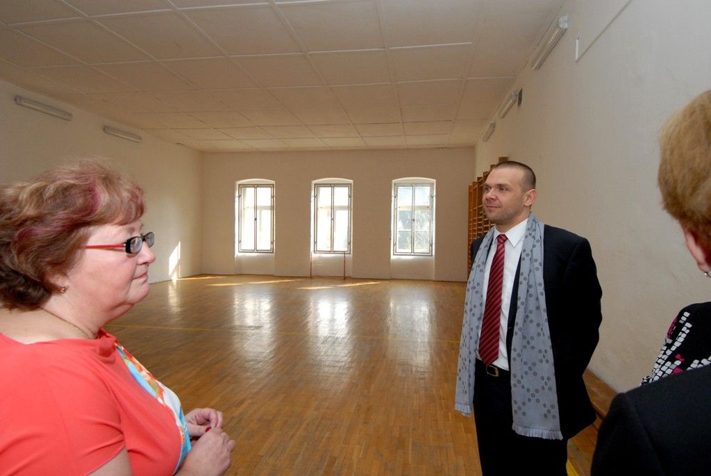 Základní škola sídlí na Americké třídě a je jednou z několika plzeňských základních škol, která má otevřeny přípravné třídy. Na žáky a pedagogy těchto tříd se při své návštěvě školy v úterý 1. dubna 2014 zašel podívat primátor Martin Baxa. Ocenil dlouholeté zkušenosti s provozováním přípravných tříd, v nichž pedagogové učí děti, které nejsou dostatečně zralé na zahájení povinné školní docházky, získat potřebné návyky k usnadnění přechodu z mateřské do základní školy.