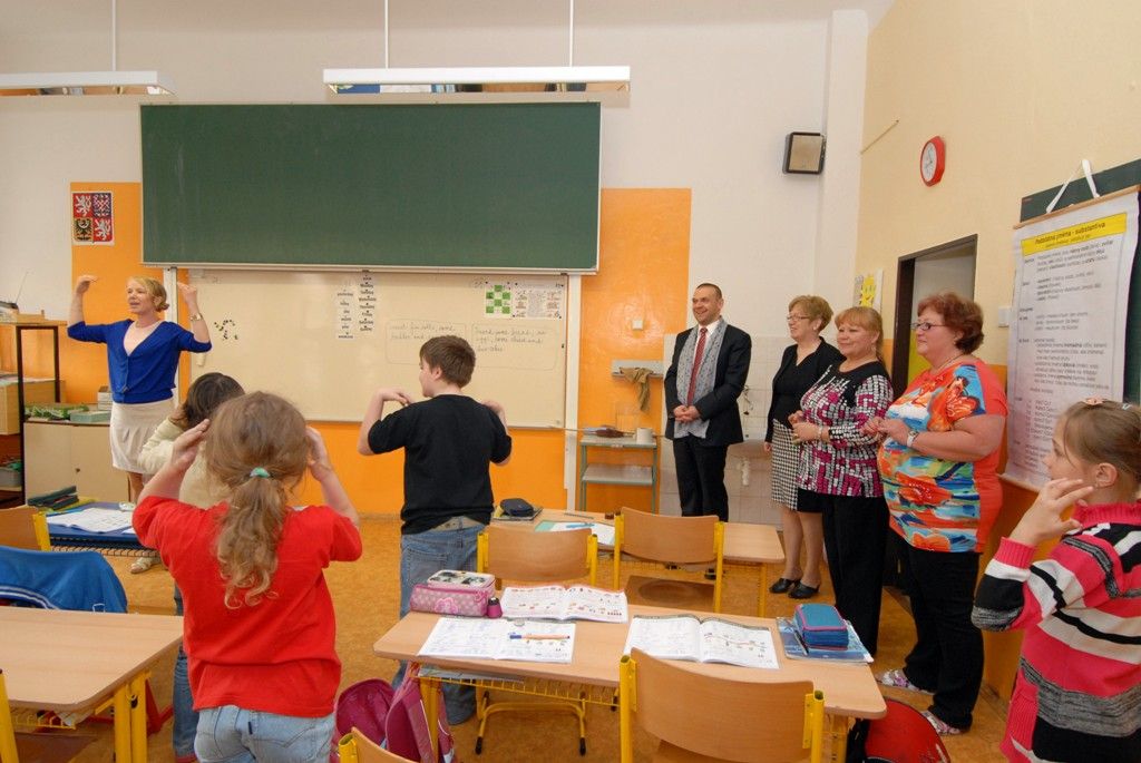 Základní škola sídlí na Americké třídě a je jednou z několika plzeňských základních škol, která má otevřeny přípravné třídy. Na žáky a pedagogy těchto tříd se při své návštěvě školy v úterý 1. dubna 2014 zašel podívat primátor Martin Baxa. Ocenil dlouholeté zkušenosti s provozováním přípravných tříd, v nichž pedagogové učí děti, které nejsou dostatečně zralé na zahájení povinné školní docházky, získat potřebné návyky k usnadnění přechodu z mateřské do základní školy.