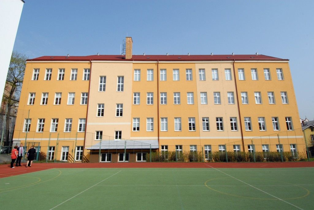 Základní škola sídlí na Americké třídě a je jednou z několika plzeňských základních škol, která má otevřeny přípravné třídy. Na žáky a pedagogy těchto tříd se při své návštěvě školy v úterý 1. dubna 2014 zašel podívat primátor Martin Baxa. Ocenil dlouholeté zkušenosti s provozováním přípravných tříd, v nichž pedagogové učí děti, které nejsou dostatečně zralé na zahájení povinné školní docházky, získat potřebné návyky k usnadnění přechodu z mateřské do základní školy.