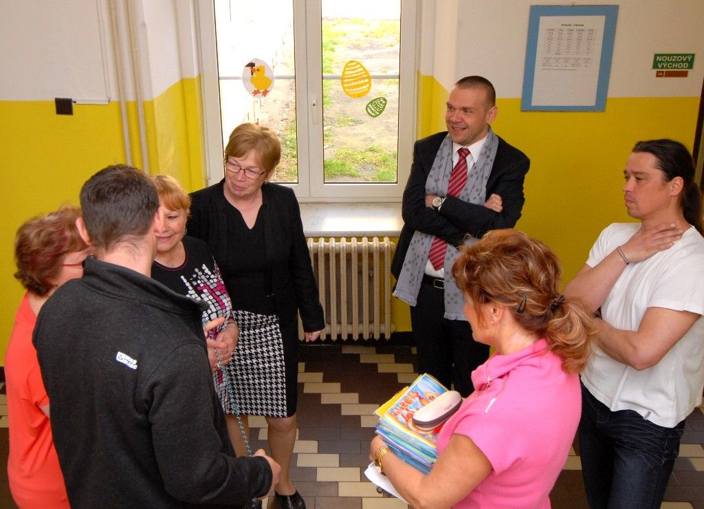 Základní škola sídlí na Americké třídě a je jednou z několika plzeňských základních škol, která má otevřeny přípravné třídy. Na žáky a pedagogy těchto tříd se při své návštěvě školy v úterý 1. dubna 2014 zašel podívat primátor Martin Baxa. Ocenil dlouholeté zkušenosti s provozováním přípravných tříd, v nichž pedagogové učí děti, které nejsou dostatečně zralé na zahájení povinné školní docházky, získat potřebné návyky k usnadnění přechodu z mateřské do základní školy.