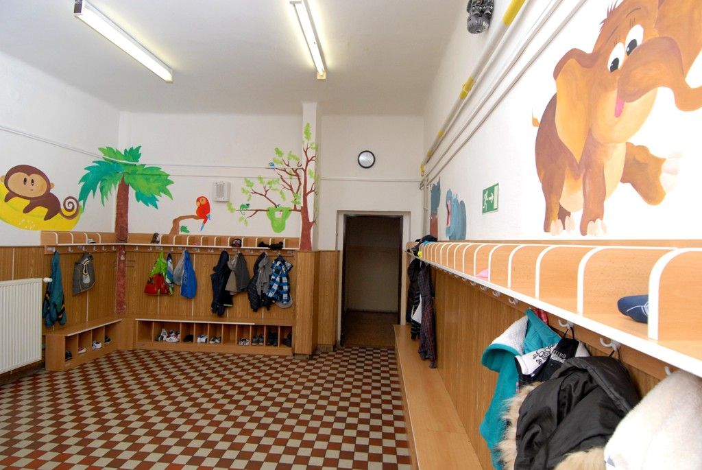 Základní škola sídlí na Americké třídě a je jednou z několika plzeňských základních škol, která má otevřeny přípravné třídy. Na žáky a pedagogy těchto tříd se při své návštěvě školy v úterý 1. dubna 2014 zašel podívat primátor Martin Baxa. Ocenil dlouholeté zkušenosti s provozováním přípravných tříd, v nichž pedagogové učí děti, které nejsou dostatečně zralé na zahájení povinné školní docházky, získat potřebné návyky k usnadnění přechodu z mateřské do základní školy.