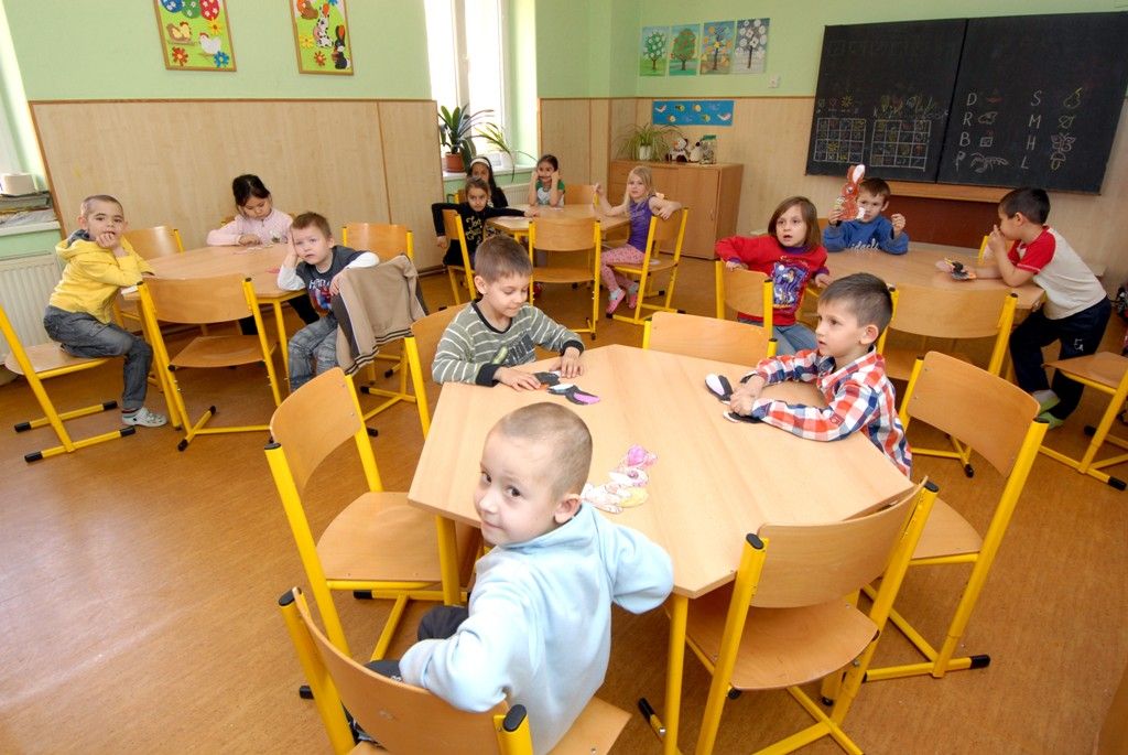 Základní škola sídlí na Americké třídě a je jednou z několika plzeňských základních škol, která má otevřeny přípravné třídy. Na žáky a pedagogy těchto tříd se při své návštěvě školy v úterý 1. dubna 2014 zašel podívat primátor Martin Baxa. Ocenil dlouholeté zkušenosti s provozováním přípravných tříd, v nichž pedagogové učí děti, které nejsou dostatečně zralé na zahájení povinné školní docházky, získat potřebné návyky k usnadnění přechodu z mateřské do základní školy.