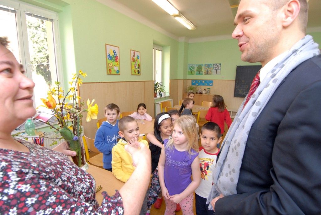Základní škola sídlí na Americké třídě a je jednou z několika plzeňských základních škol, která má otevřeny přípravné třídy. Na žáky a pedagogy těchto tříd se při své návštěvě školy v úterý 1. dubna 2014 zašel podívat primátor Martin Baxa. Ocenil dlouholeté zkušenosti s provozováním přípravných tříd, v nichž pedagogové učí děti, které nejsou dostatečně zralé na zahájení povinné školní docházky, získat potřebné návyky k usnadnění přechodu z mateřské do základní školy.