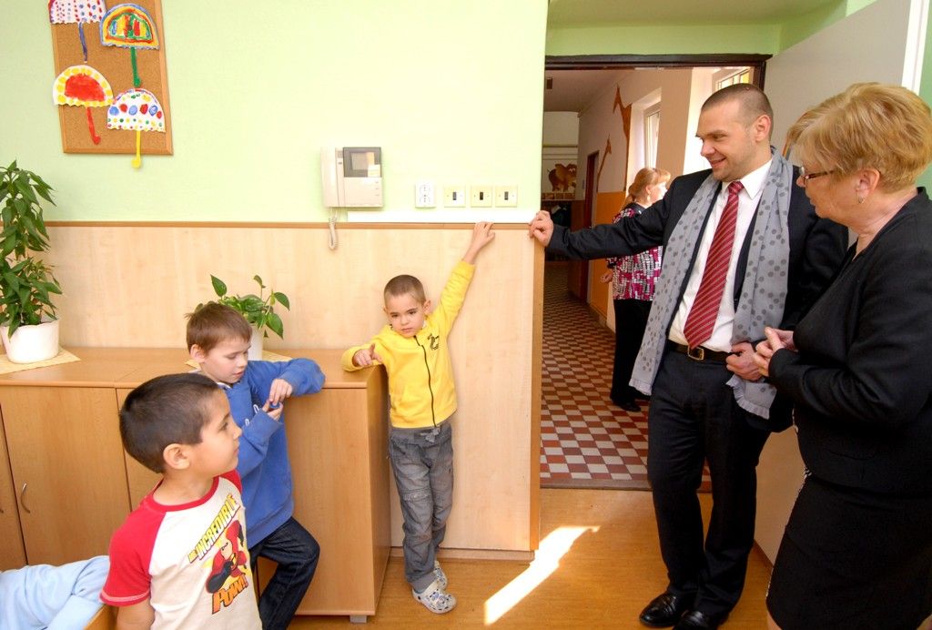 Základní škola sídlí na Americké třídě a je jednou z několika plzeňských základních škol, která má otevřeny přípravné třídy. Na žáky a pedagogy těchto tříd se při své návštěvě školy v úterý 1. dubna 2014 zašel podívat primátor Martin Baxa. Ocenil dlouholeté zkušenosti s provozováním přípravných tříd, v nichž pedagogové učí děti, které nejsou dostatečně zralé na zahájení povinné školní docházky, získat potřebné návyky k usnadnění přechodu z mateřské do základní školy.