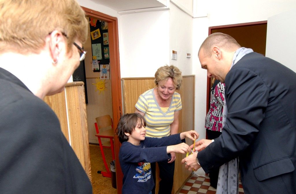 Základní škola sídlí na Americké třídě a je jednou z několika plzeňských základních škol, která má otevřeny přípravné třídy. Na žáky a pedagogy těchto tříd se při své návštěvě školy v úterý 1. dubna 2014 zašel podívat primátor Martin Baxa. Ocenil dlouholeté zkušenosti s provozováním přípravných tříd, v nichž pedagogové učí děti, které nejsou dostatečně zralé na zahájení povinné školní docházky, získat potřebné návyky k usnadnění přechodu z mateřské do základní školy.