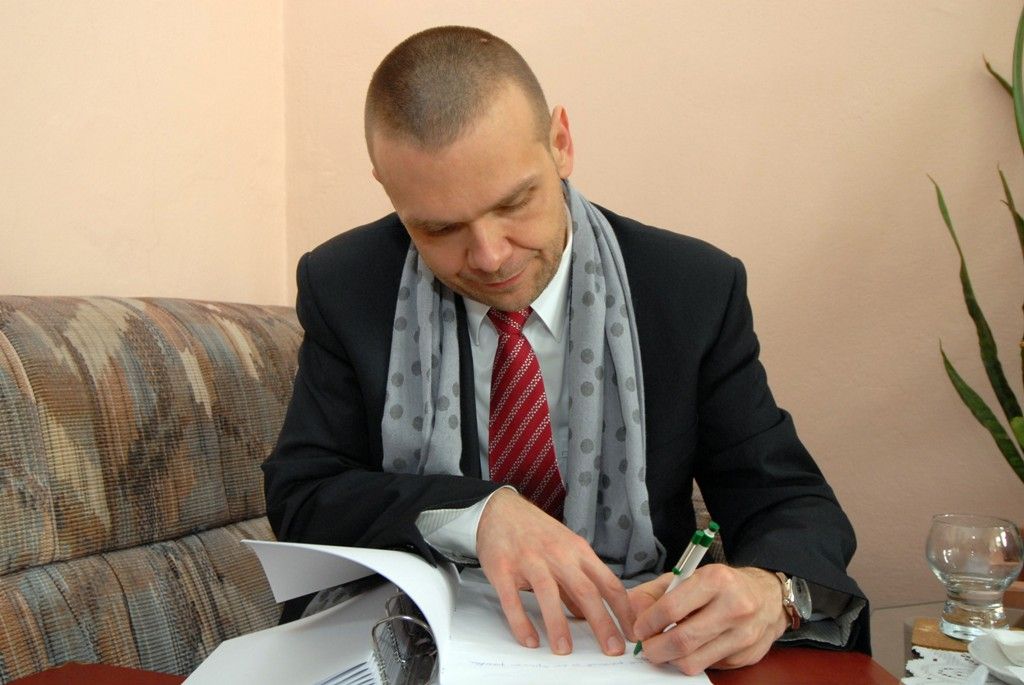 Základní škola sídlí na Americké třídě a je jednou z několika plzeňských základních škol, která má otevřeny přípravné třídy. Na žáky a pedagogy těchto tříd se při své návštěvě školy v úterý 1. dubna 2014 zašel podívat primátor Martin Baxa. Ocenil dlouholeté zkušenosti s provozováním přípravných tříd, v nichž pedagogové učí děti, které nejsou dostatečně zralé na zahájení povinné školní docházky, získat potřebné návyky k usnadnění přechodu z mateřské do základní školy.