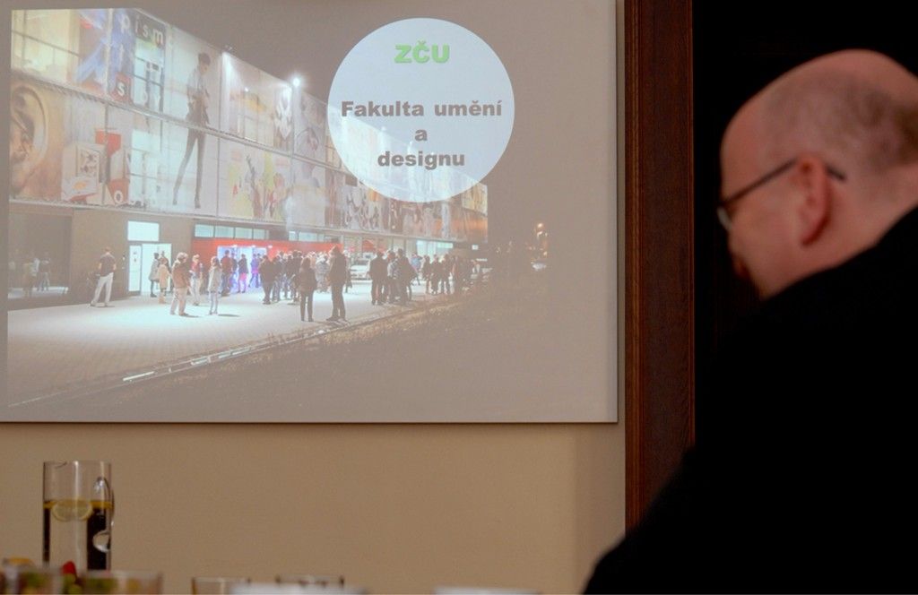 „Projekt Evropské hlavní město kultury je jedinečný projekt, dobře připravený,“ prohlásil ministr kultury Daniel Herman po jeho představení na radnici, kam zavítal při své návštěvě Plzně. Projekt mu prezentoval primátor Martin Baxa společně s ředitelem společnosti Plzeň 2015 Jiřím Suchánkem a ředitelem Západočeské galerie v Plzni Romanem Musilem. „Věřím, že naše úsilí zhodnotí i evropská komise v Bruselu. Finanční prostředky na projekt nemáme v takové výši jako ostatní města, ale můžeme konkurovat tím, jaký program jsme připravili,“ uvedl primátor Martin Baxa. (foto: 1.4.2014)