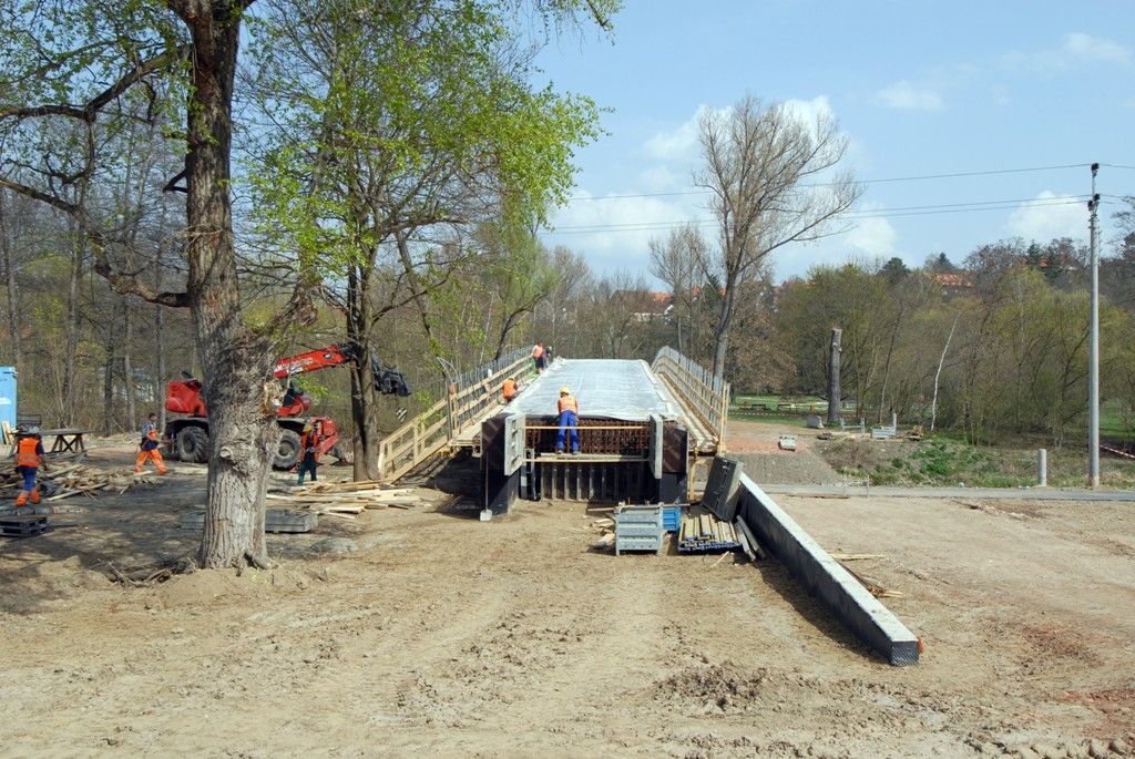 Stezky pro pěší, dráha pro inlinisty, sedm stanovišť s cvičebními stroji pro relaxaci. To všechno nabízí Božkovský ostrov. Před třemi lety začal rekreační prostor budovat druhý městský obvod zejména díky dotacím z Evropské unie. V těchto dnech se dokončují práce na nové, více než sedmdesátimetrové lávce. Otevřít se má už v dubnu. Je součástí cyklostezky vedoucí přes areál směrem ke Koterovu. (foto: 4.4.2014)