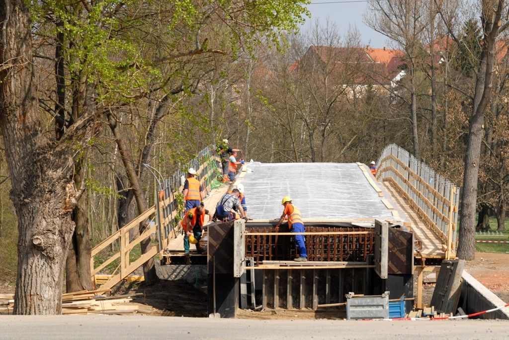 Stezky pro pěší, dráha pro inlinisty, sedm stanovišť s cvičebními stroji pro relaxaci. To všechno nabízí Božkovský ostrov. Před třemi lety začal rekreační prostor budovat druhý městský obvod zejména díky dotacím z Evropské unie. V těchto dnech se dokončují práce na nové, více než sedmdesátimetrové lávce. Otevřít se má už v dubnu. Je součástí cyklostezky vedoucí přes areál směrem ke Koterovu. (foto: 4.4.2014)