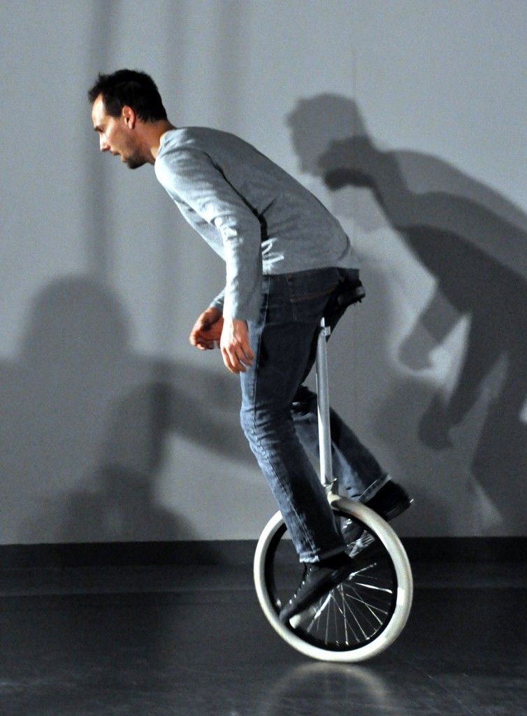 Poetické fyzické představení bylo ve středu 9. března 2014 k vidění na Fakultě designu a umění Ladislava Sutnara ZČU v podání čtyř mladých mužů, Čecha, Francouze, Itala a Švýcara. Na závěr své čtrnáctidenní umělecké rezidence, kterou podpořila společnost Plzeň 2015, prezentovali úsilí pro připravovaný mezinárodní projekt nového cirkusu Veroniky Riedlbauchové WaYting. Ze 134 projektů byli Breno Caetano, Joachim Ciocca, Quido Vaccarezza a Nahuel Desanto vybráni mezi patnáct nejlepších. Nyní musí svým vystoupením dokázat, že patří mezi špičku projektu Next, který podporuje a rozvíjí nový cirkus. V České republice je podobnou organizací Cirqueon. (foto: Z. Kubalová)