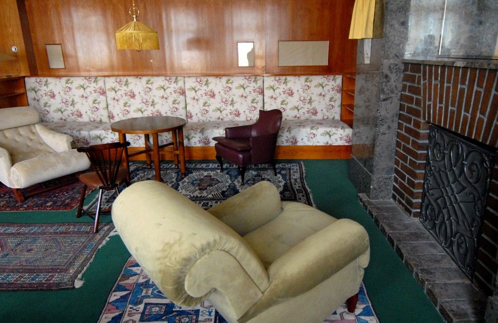 Dvě v roce 2004 zrekonstruované místnosti v objektu Klatovská 12, které navrhl koncem 20. let 20. století architekt Adolf Loos pro rodinu lékaře Josefa Vogla, vybavilo město Plzeň replikami původního nábytku. Naplnilo tím další z plánovaných kroků v přípravě speciální prohlídkové trasy, při níž budou zpřístupněny unikátní bytové interiéry světoznámého architekta Adolfa Loose. (foto: 26.3.2014)