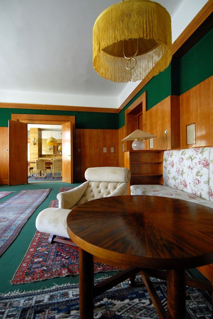 Dvě v roce 2004 zrekonstruované místnosti v objektu Klatovská 12, které navrhl koncem 20. let 20. století architekt Adolf Loos pro rodinu lékaře Josefa Vogla, vybavilo město Plzeň replikami původního nábytku. Naplnilo tím další z plánovaných kroků v přípravě speciální prohlídkové trasy, při níž budou zpřístupněny unikátní bytové interiéry světoznámého architekta Adolfa Loose. (foto: 26.3.2014)