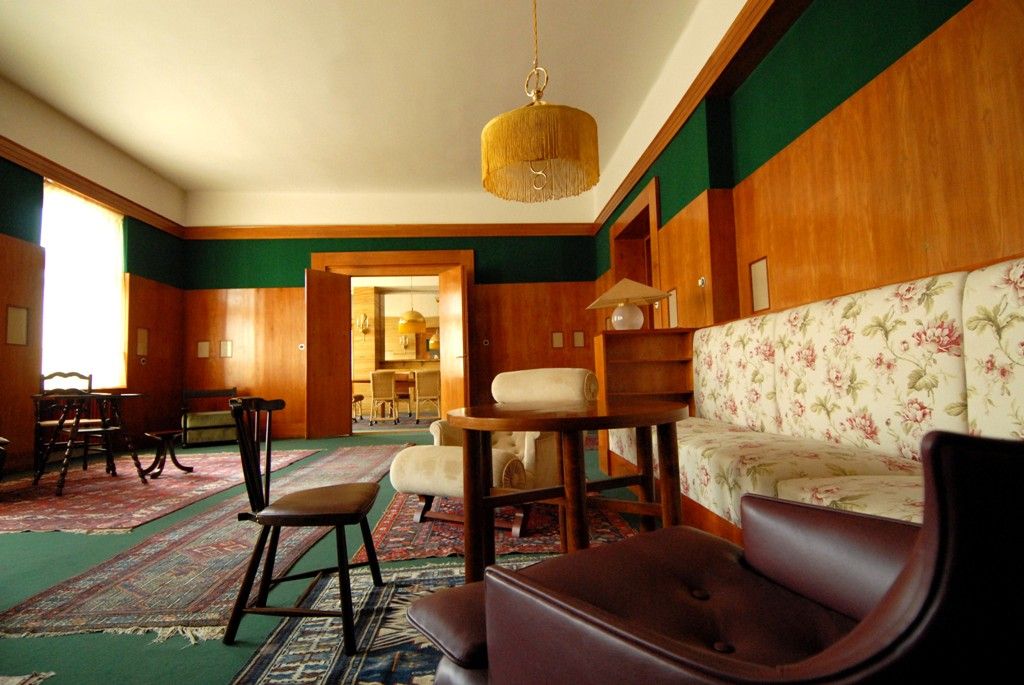 Dvě v roce 2004 zrekonstruované místnosti v objektu Klatovská 12, které navrhl koncem 20. let 20. století architekt Adolf Loos pro rodinu lékaře Josefa Vogla, vybavilo město Plzeň replikami původního nábytku. Naplnilo tím další z plánovaných kroků v přípravě speciální prohlídkové trasy, při níž budou zpřístupněny unikátní bytové interiéry světoznámého architekta Adolfa Loose. (foto: 26.3.2014)