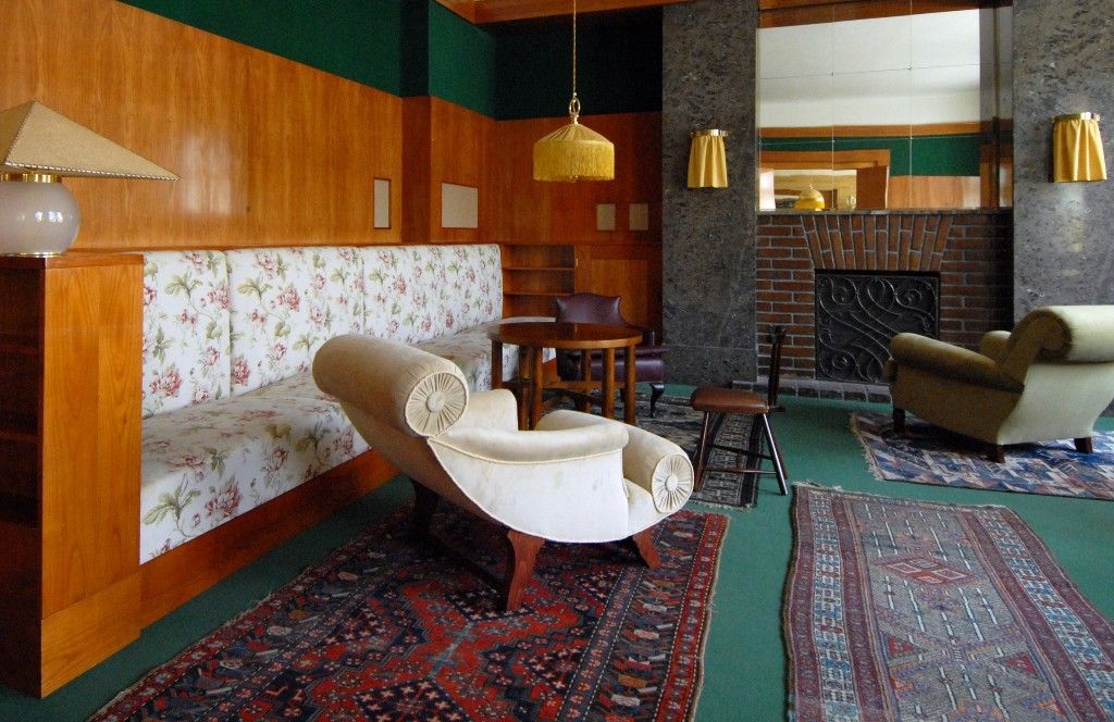 Dvě v roce 2004 zrekonstruované místnosti v objektu Klatovská 12, které navrhl koncem 20. let 20. století architekt Adolf Loos pro rodinu lékaře Josefa Vogla, vybavilo město Plzeň replikami původního nábytku. Naplnilo tím další z plánovaných kroků v přípravě speciální prohlídkové trasy, při níž budou zpřístupněny unikátní bytové interiéry světoznámého architekta Adolfa Loose. (foto: 26.3.2014)