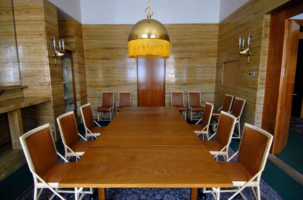 Dvě v roce 2004 zrekonstruované místnosti v objektu Klatovská 12, které navrhl koncem 20. let 20. století architekt Adolf Loos pro rodinu lékaře Josefa Vogla, vybavilo město Plzeň replikami původního nábytku. Naplnilo tím další z plánovaných kroků v přípravě speciální prohlídkové trasy, při níž budou zpřístupněny unikátní bytové interiéry světoznámého architekta Adolfa Loose. (foto: 26.3.2014)