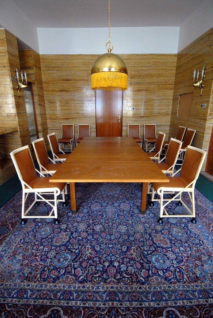 Dvě v roce 2004 zrekonstruované místnosti v objektu Klatovská 12, které navrhl koncem 20. let 20. století architekt Adolf Loos pro rodinu lékaře Josefa Vogla, vybavilo město Plzeň replikami původního nábytku. Naplnilo tím další z plánovaných kroků v přípravě speciální prohlídkové trasy, při níž budou zpřístupněny unikátní bytové interiéry světoznámého architekta Adolfa Loose. (foto: 26.3.2014)