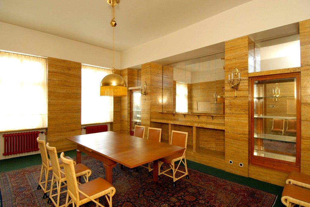 Dvě v roce 2004 zrekonstruované místnosti v objektu Klatovská 12, které navrhl koncem 20. let 20. století architekt Adolf Loos pro rodinu lékaře Josefa Vogla, vybavilo město Plzeň replikami původního nábytku. Naplnilo tím další z plánovaných kroků v přípravě speciální prohlídkové trasy, při níž budou zpřístupněny unikátní bytové interiéry světoznámého architekta Adolfa Loose. (foto: 26.3.2014)