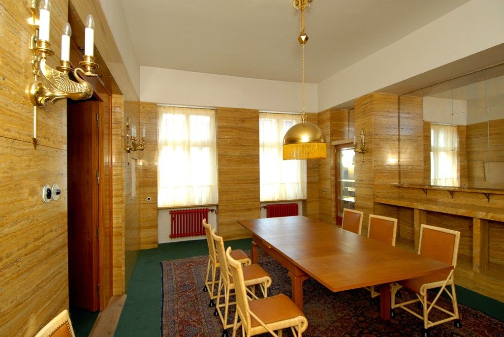 Dvě v roce 2004 zrekonstruované místnosti v objektu Klatovská 12, které navrhl koncem 20. let 20. století architekt Adolf Loos pro rodinu lékaře Josefa Vogla, vybavilo město Plzeň replikami původního nábytku. Naplnilo tím další z plánovaných kroků v přípravě speciální prohlídkové trasy, při níž budou zpřístupněny unikátní bytové interiéry světoznámého architekta Adolfa Loose. (foto: 26.3.2014)