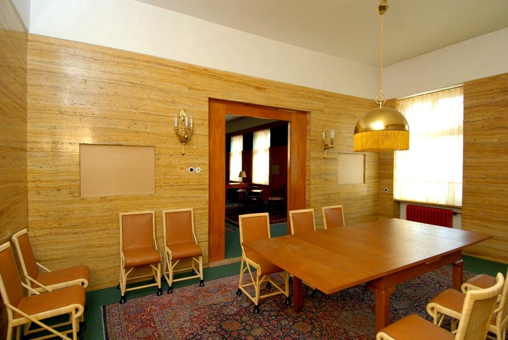 Dvě v roce 2004 zrekonstruované místnosti v objektu Klatovská 12, které navrhl koncem 20. let 20. století architekt Adolf Loos pro rodinu lékaře Josefa Vogla, vybavilo město Plzeň replikami původního nábytku. Naplnilo tím další z plánovaných kroků v přípravě speciální prohlídkové trasy, při níž budou zpřístupněny unikátní bytové interiéry světoznámého architekta Adolfa Loose. (foto: 26.3.2014)