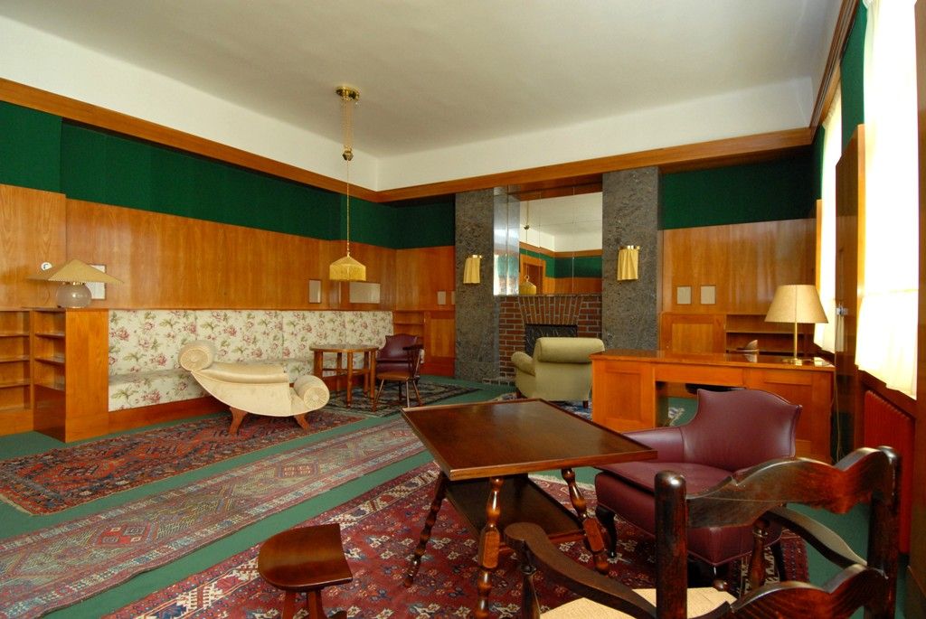 Dvě v roce 2004 zrekonstruované místnosti v objektu Klatovská 12, které navrhl koncem 20. let 20. století architekt Adolf Loos pro rodinu lékaře Josefa Vogla, vybavilo město Plzeň replikami původního nábytku. Naplnilo tím další z plánovaných kroků v přípravě speciální prohlídkové trasy, při níž budou zpřístupněny unikátní bytové interiéry světoznámého architekta Adolfa Loose. (foto: 26.3.2014)