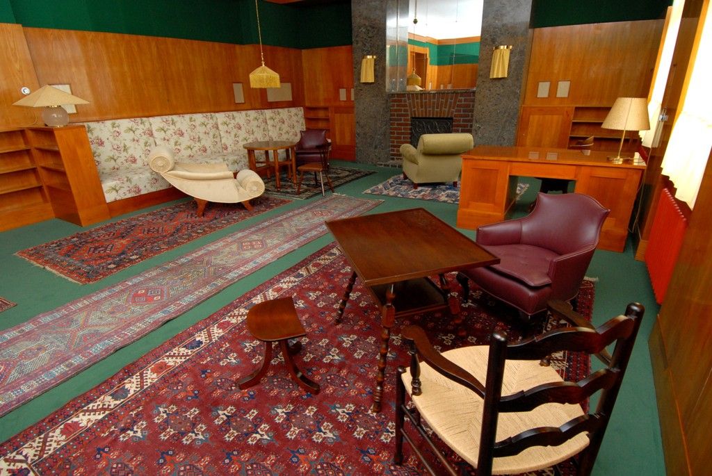 Dvě v roce 2004 zrekonstruované místnosti v objektu Klatovská 12, které navrhl koncem 20. let 20. století architekt Adolf Loos pro rodinu lékaře Josefa Vogla, vybavilo město Plzeň replikami původního nábytku. Naplnilo tím další z plánovaných kroků v přípravě speciální prohlídkové trasy, při níž budou zpřístupněny unikátní bytové interiéry světoznámého architekta Adolfa Loose. (foto: 26.3.2014)