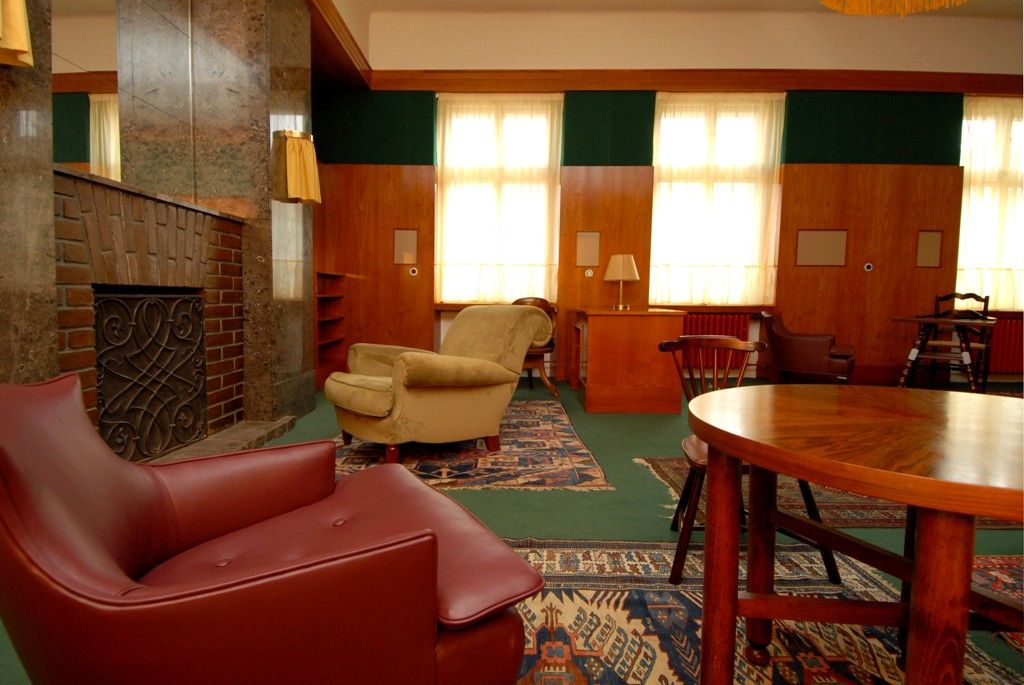 Dvě v roce 2004 zrekonstruované místnosti v objektu Klatovská 12, které navrhl koncem 20. let 20. století architekt Adolf Loos pro rodinu lékaře Josefa Vogla, vybavilo město Plzeň replikami původního nábytku. Naplnilo tím další z plánovaných kroků v přípravě speciální prohlídkové trasy, při níž budou zpřístupněny unikátní bytové interiéry světoznámého architekta Adolfa Loose. (foto: 26.3.2014)