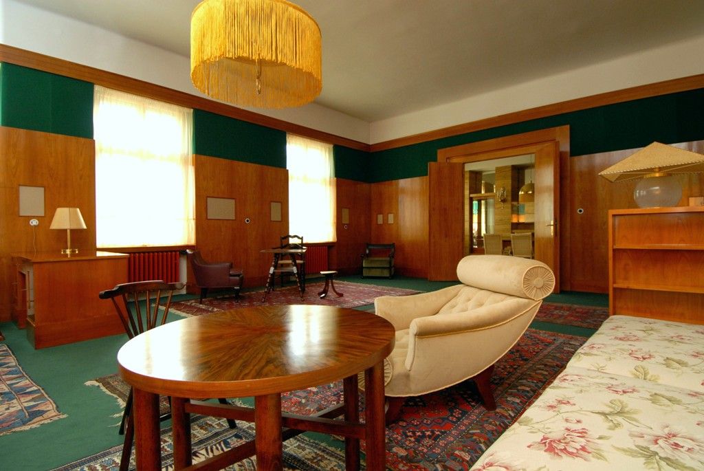 Dvě v roce 2004 zrekonstruované místnosti v objektu Klatovská 12, které navrhl koncem 20. let 20. století architekt Adolf Loos pro rodinu lékaře Josefa Vogla, vybavilo město Plzeň replikami původního nábytku. Naplnilo tím další z plánovaných kroků v přípravě speciální prohlídkové trasy, při níž budou zpřístupněny unikátní bytové interiéry světoznámého architekta Adolfa Loose. (foto: 26.3.2014)