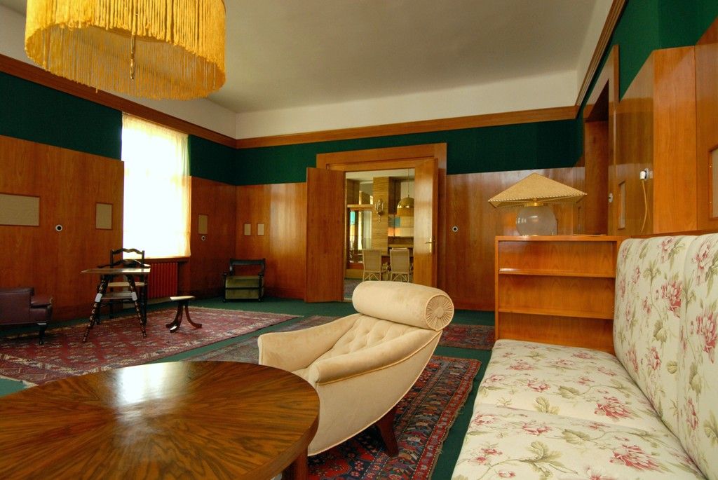 Dvě v roce 2004 zrekonstruované místnosti v objektu Klatovská 12, které navrhl koncem 20. let 20. století architekt Adolf Loos pro rodinu lékaře Josefa Vogla, vybavilo město Plzeň replikami původního nábytku. Naplnilo tím další z plánovaných kroků v přípravě speciální prohlídkové trasy, při níž budou zpřístupněny unikátní bytové interiéry světoznámého architekta Adolfa Loose. (foto: 26.3.2014)