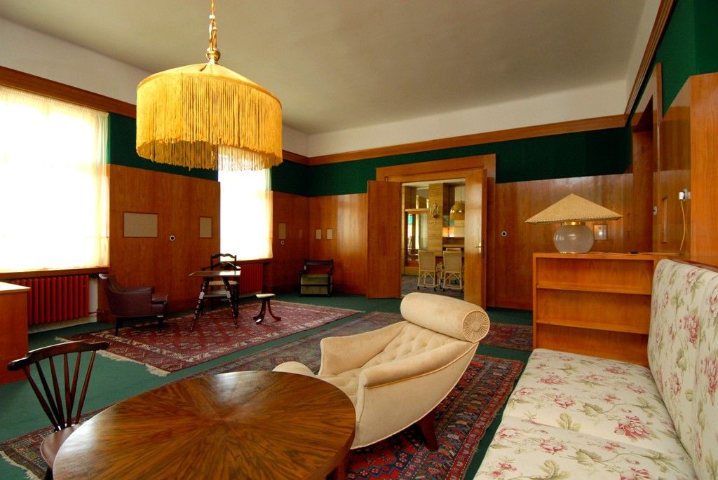 Dvě v roce 2004 zrekonstruované místnosti v objektu Klatovská 12, které navrhl koncem 20. let 20. století architekt Adolf Loos pro rodinu lékaře Josefa Vogla, vybavilo město Plzeň replikami původního nábytku. Naplnilo tím další z plánovaných kroků v přípravě speciální prohlídkové trasy, při níž budou zpřístupněny unikátní bytové interiéry světoznámého architekta Adolfa Loose. (foto: 26.3.2014)