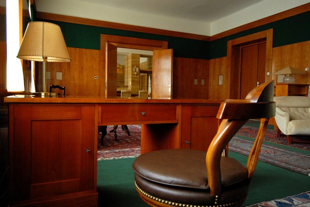 Dvě v roce 2004 zrekonstruované místnosti v objektu Klatovská 12, které navrhl koncem 20. let 20. století architekt Adolf Loos pro rodinu lékaře Josefa Vogla, vybavilo město Plzeň replikami původního nábytku. Naplnilo tím další z plánovaných kroků v přípravě speciální prohlídkové trasy, při níž budou zpřístupněny unikátní bytové interiéry světoznámého architekta Adolfa Loose. (foto: 26.3.2014)