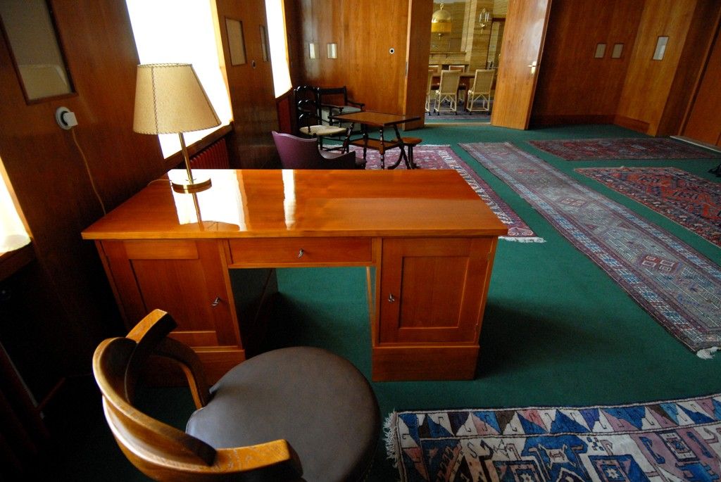 Dvě v roce 2004 zrekonstruované místnosti v objektu Klatovská 12, které navrhl koncem 20. let 20. století architekt Adolf Loos pro rodinu lékaře Josefa Vogla, vybavilo město Plzeň replikami původního nábytku. Naplnilo tím další z plánovaných kroků v přípravě speciální prohlídkové trasy, při níž budou zpřístupněny unikátní bytové interiéry světoznámého architekta Adolfa Loose. (foto: 26.3.2014)