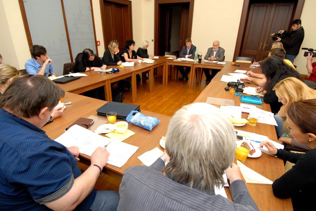 Tisková konference k dopravním uzavírkám se konala 15.4.2014 na plzeňské radnici za účasti náměstků Šimáka a Šindeláře.