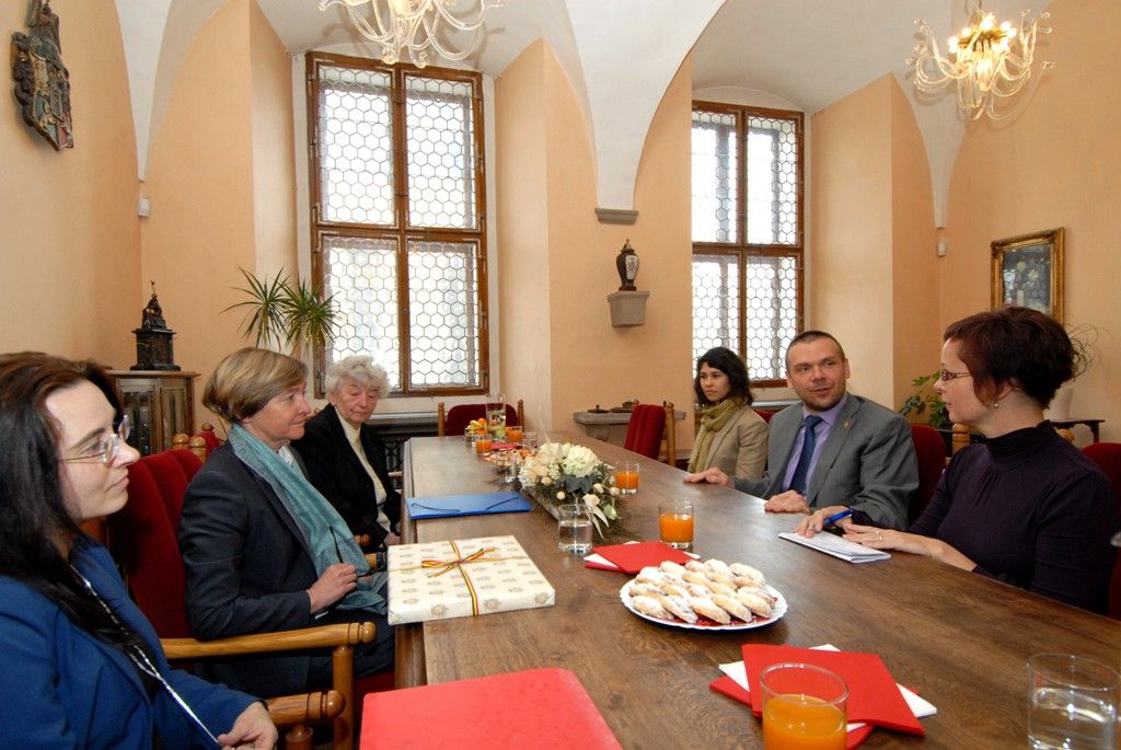 Primátor Martin Baxa dnes (15.4.2014) přijal velvyslankyni Belgického království J. E. Françoise Gustin. Při první návštěvě Plzně jí blíže představil spolupráci s belgickým městem Liège a program letošních Slavností svobody.