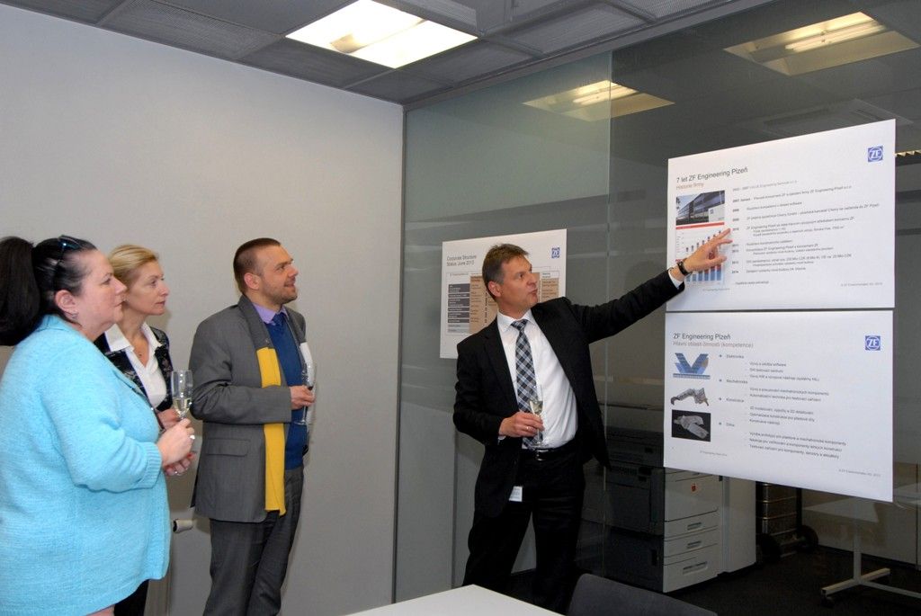 Jak se staví nová budova společnosti ZF Engineering, se na Borská pole jeli podívat primátor Martin Baxa, jeho náměstkyně Eva Herinková a radní pro majetkové záležitosti Helena Matoušová. Seznámili se také s provozem a rozvojem plzeňské pobočky. (foto: 15.4.2014)