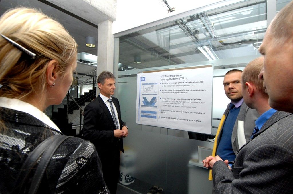 Jak se staví nová budova společnosti ZF Engineering, se na Borská pole jeli podívat primátor Martin Baxa, jeho náměstkyně Eva Herinková a radní pro majetkové záležitosti Helena Matoušová. Seznámili se také s provozem a rozvojem plzeňské pobočky. (foto: 15.4.2014)