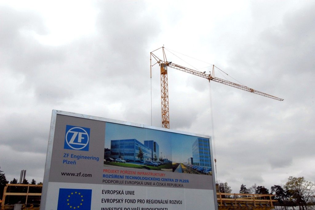 Jak se staví nová budova společnosti ZF Engineering, se na Borská pole jeli podívat primátor Martin Baxa, jeho náměstkyně Eva Herinková a radní pro majetkové záležitosti Helena Matoušová. Seznámili se také s provozem a rozvojem plzeňské pobočky. (foto: 15.4.2014)