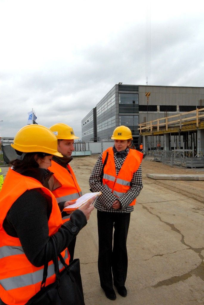 Jak se staví nová budova společnosti ZF Engineering, se na Borská pole jeli podívat primátor Martin Baxa, jeho náměstkyně Eva Herinková a radní pro majetkové záležitosti Helena Matoušová. Seznámili se také s provozem a rozvojem plzeňské pobočky. (foto: 15.4.2014)