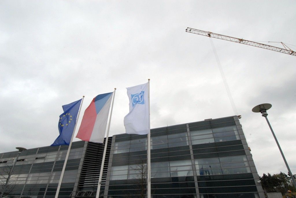 Jak se staví nová budova společnosti ZF Engineering, se na Borská pole jeli podívat primátor Martin Baxa, jeho náměstkyně Eva Herinková a radní pro majetkové záležitosti Helena Matoušová. Seznámili se také s provozem a rozvojem plzeňské pobočky. (foto: 15.4.2014)