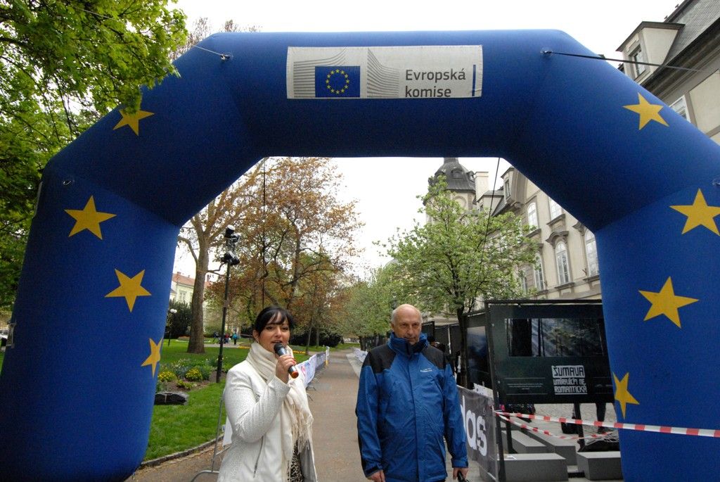 Juniorský maraton je štafetový běžecký závod pro studenty středních škol, kteří zdolávají celou trať klasického maratonu. O dvaačtyřicet kilometrů dlouhý úsek se dělí deset členů týmů. (foto: 16.4.2014)