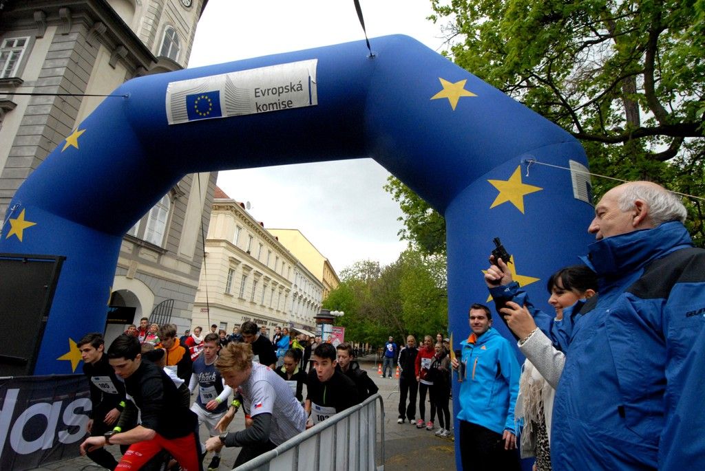 Juniorský maraton je štafetový běžecký závod pro studenty středních škol, kteří zdolávají celou trať klasického maratonu. O dvaačtyřicet kilometrů dlouhý úsek se dělí deset členů týmů. (foto: 16.4.2014)