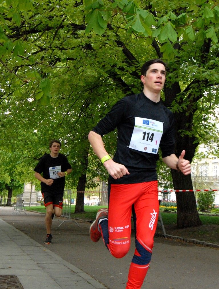 Juniorský maraton je štafetový běžecký závod pro studenty středních škol, kteří zdolávají celou trať klasického maratonu. O dvaačtyřicet kilometrů dlouhý úsek se dělí deset členů týmů. (foto: 16.4.2014)
