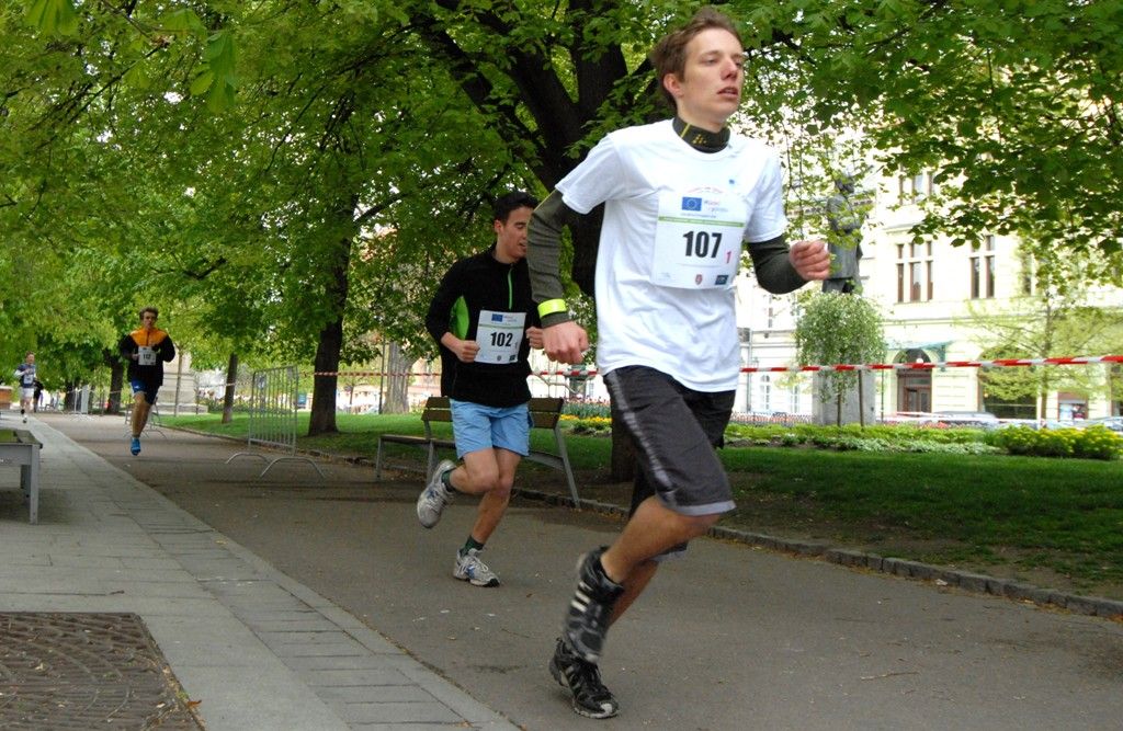 Juniorský maraton je štafetový běžecký závod pro studenty středních škol, kteří zdolávají celou trať klasického maratonu. O dvaačtyřicet kilometrů dlouhý úsek se dělí deset členů týmů. (foto: 16.4.2014)