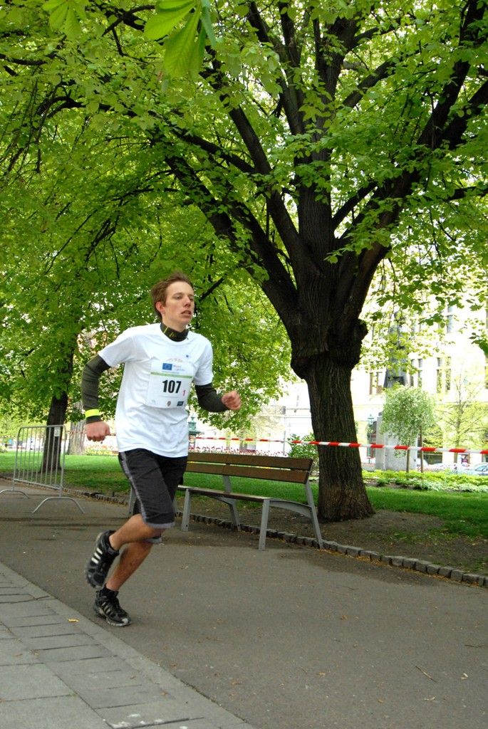 Juniorský maraton je štafetový běžecký závod pro studenty středních škol, kteří zdolávají celou trať klasického maratonu. O dvaačtyřicet kilometrů dlouhý úsek se dělí deset členů týmů. (foto: 16.4.2014)